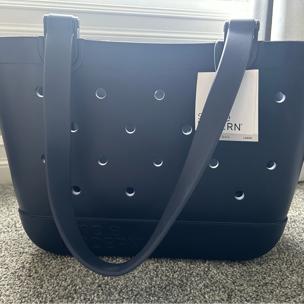 Simple Modern Getaway Bag